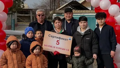 Четырехкратный чемпион мира по армрестлингу с семьей на фоне предоставленного жилого дома