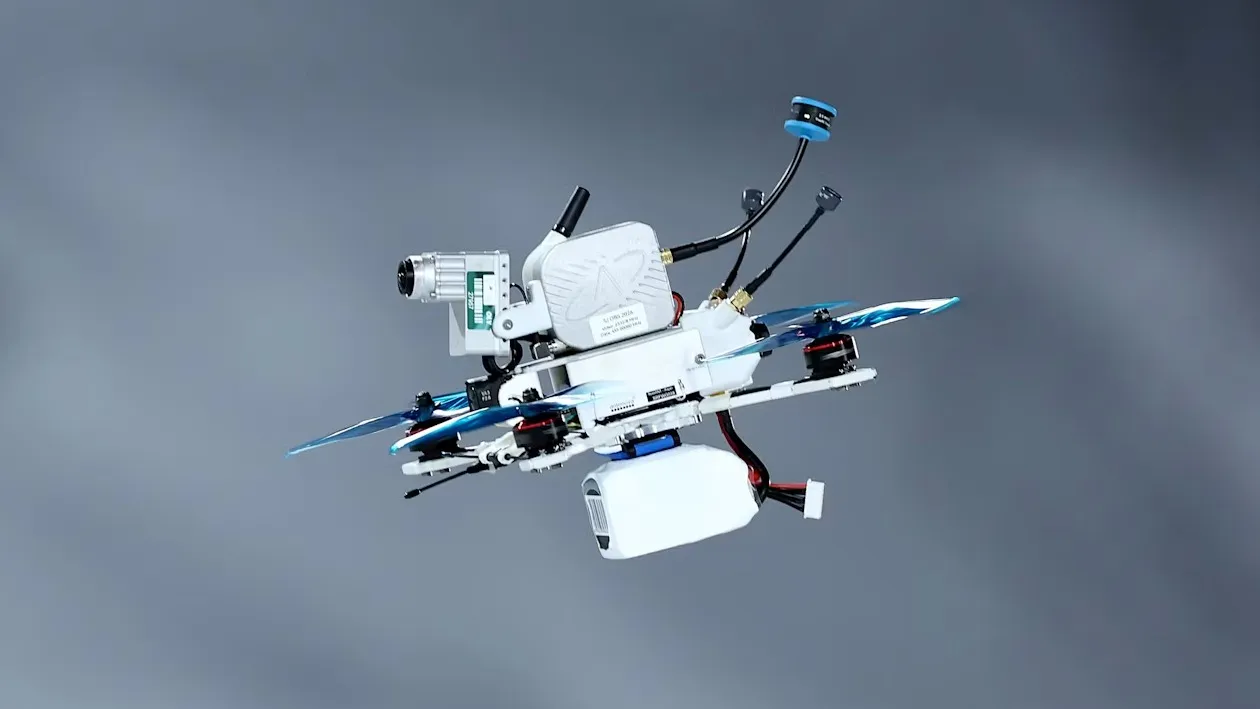 дрон сопровождает спортсмена на трассе во время Олимпиады-2026 фото на sportnews.kz от 12 февраля 2026 08:06