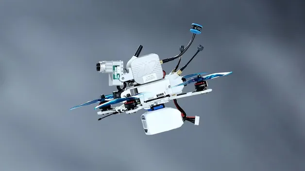 дрон сопровождает спортсмена на трассе во время Олимпиады-2026