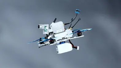 дрон сопровождает спортсмена на трассе во время Олимпиады-2026