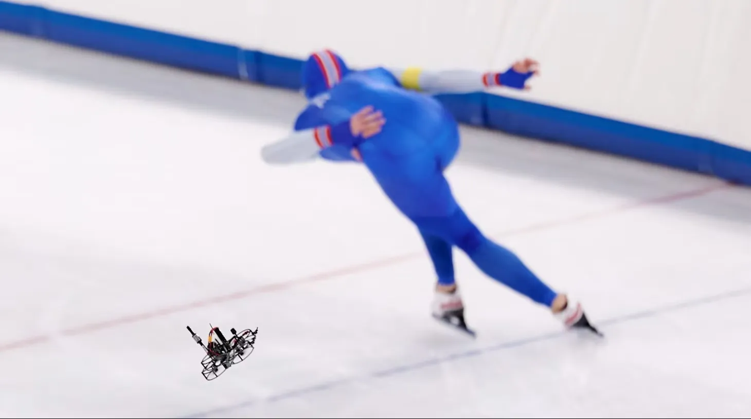 FPV-дрон сопровождает спортсмена на трассе во время Олимпиады-2026 фото на sportnews.kz от 12 февраля 2026 08:06