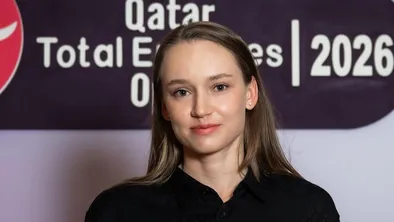 Елена Рыбакина в матче против Чжэн Циньвэнь на турнире в Дохе