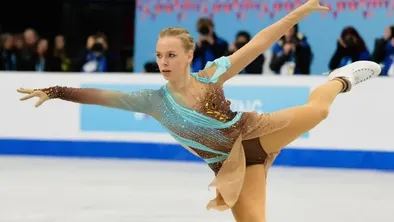 Нина Петрыкина выступает в костюме от Матье Карона на международном турнире по фигурному катанию