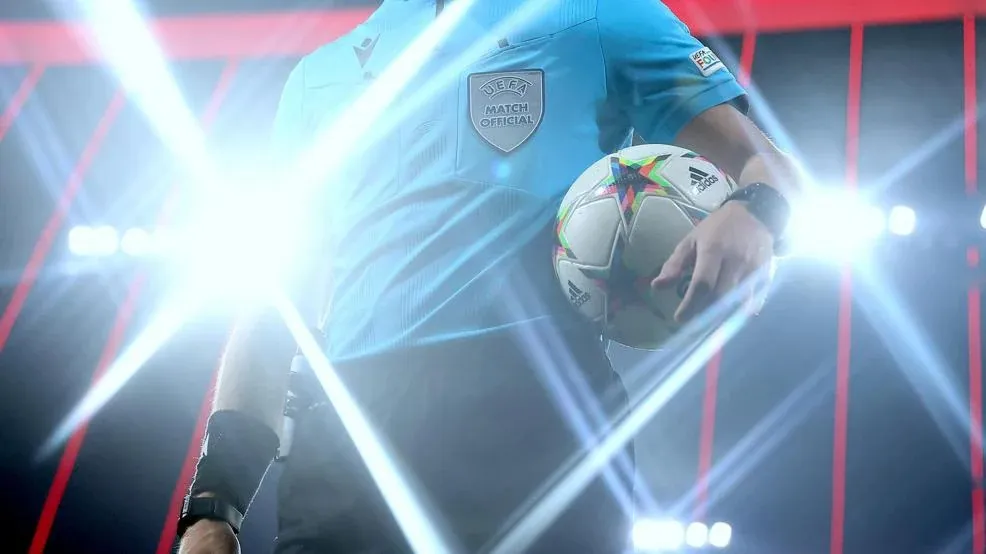 главный судья УЕФА с футбольным мячом перед матчем фото на sportnews.kz от 13 февраля 2026 10:20