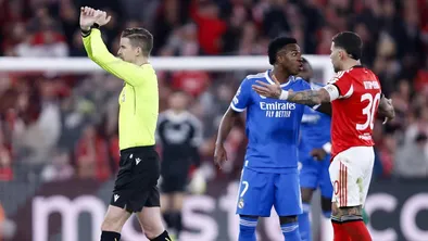 Скандал в Лиссабоне: матч «Реала» и «Бенфики» остановили из-за расистского оскорбления