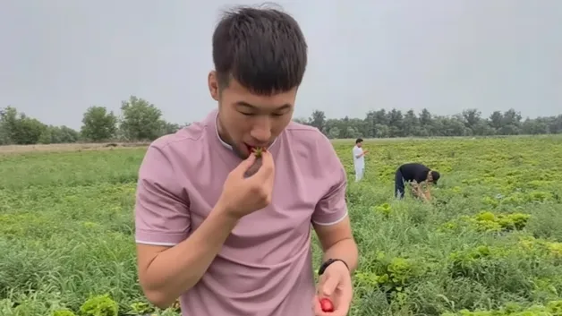 Как проводит время Шавкат Рахмонов: клубника вместо октагона