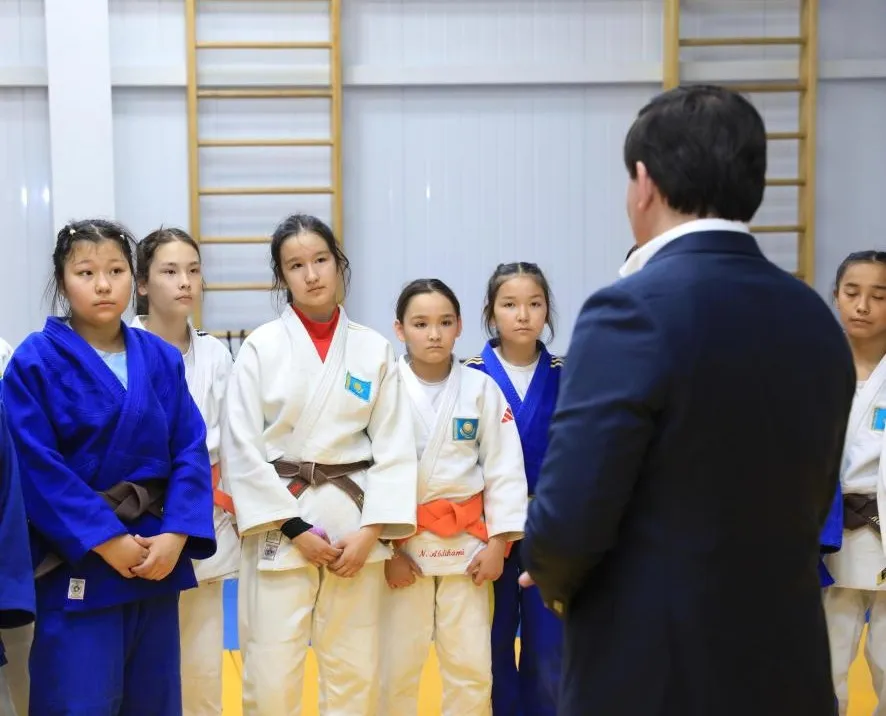 Визит акима Актюбинской области в спортшколу Шалкара фото на sportnews.kz от 21 мая 2026 16:18