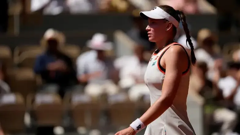 Елена Рыбакина на корте во время матча «Ролан Гаррос» фото на sportnews.kz от 26 мая 2026 13:01