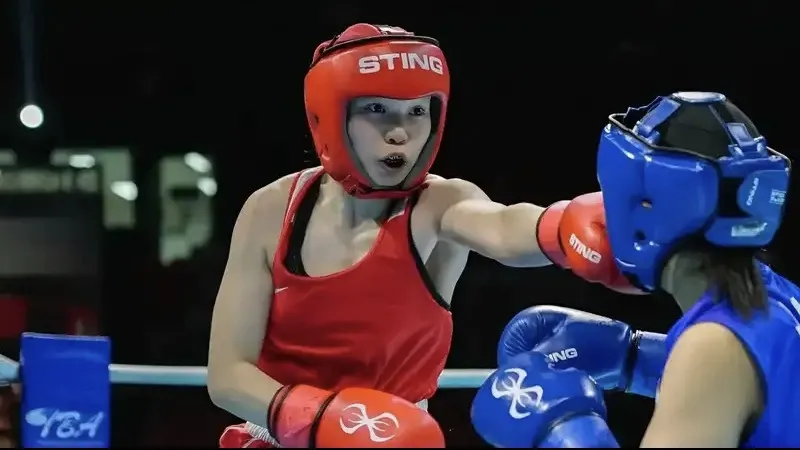 Акнур Турсынгали во время полуфинального боя чемпионата Азии U19 в Джакарте. фото на sportnews.kz от 13 июля 2026 12:41