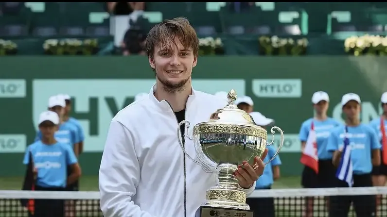 Александр Бублик в обновленном мировом рейтинге ATP фото на sportnews.kz от 13 июля 2026 14:02