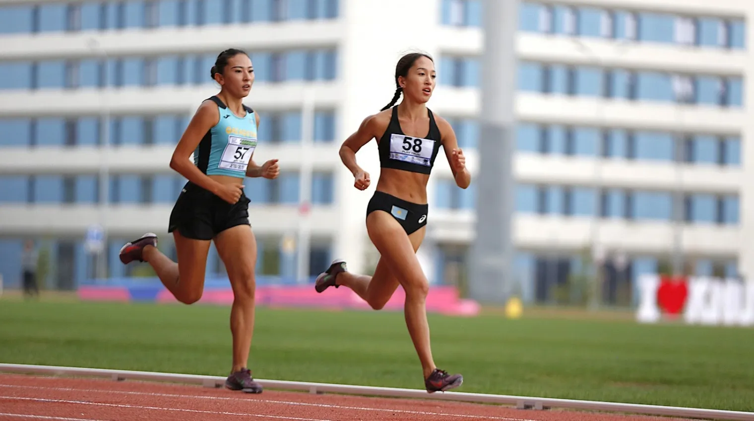 Айана Болатбеккызы выиграла чемпионат Казахстана по бегу на 1500 метров фото на sportnews.kz от 27 июля 2026 12:40