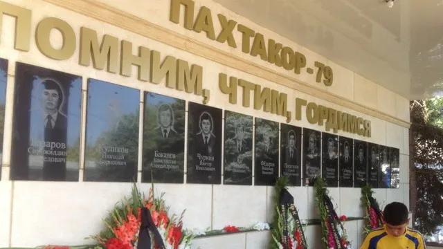 Каждый год 11 августа на Боткинском кладбище к могилам пахтакоровцев возлагаются цветы фото на sportnews.kz от 11 августа 2026 16:27