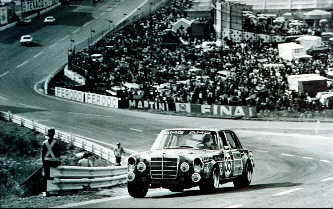 Гоночный Mercedes-Benz 300 SEL 6.8 AMG «Красная свинья» 1971 года фото на sportnews.kz от 12 августа 2026 09:51