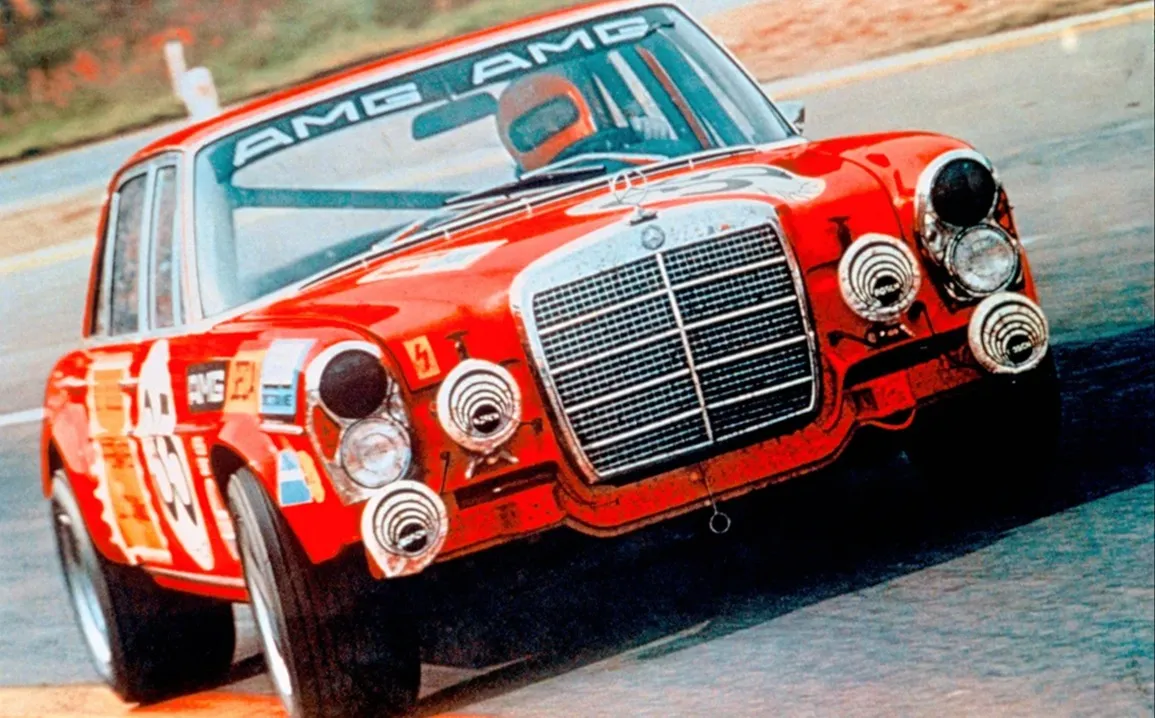 Гоночный Mercedes-Benz 300 SEL 6.8 AMG «Красная свинья» 1971 года фото на sportnews.kz от 12 августа 2026 09:51