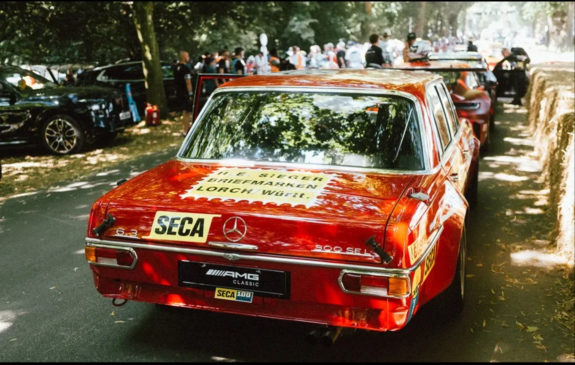 Гоночный Mercedes-Benz 300 SEL 6.8 AMG «Красная свинья» 1971 года фото на sportnews.kz от 12 августа 2026 09:51