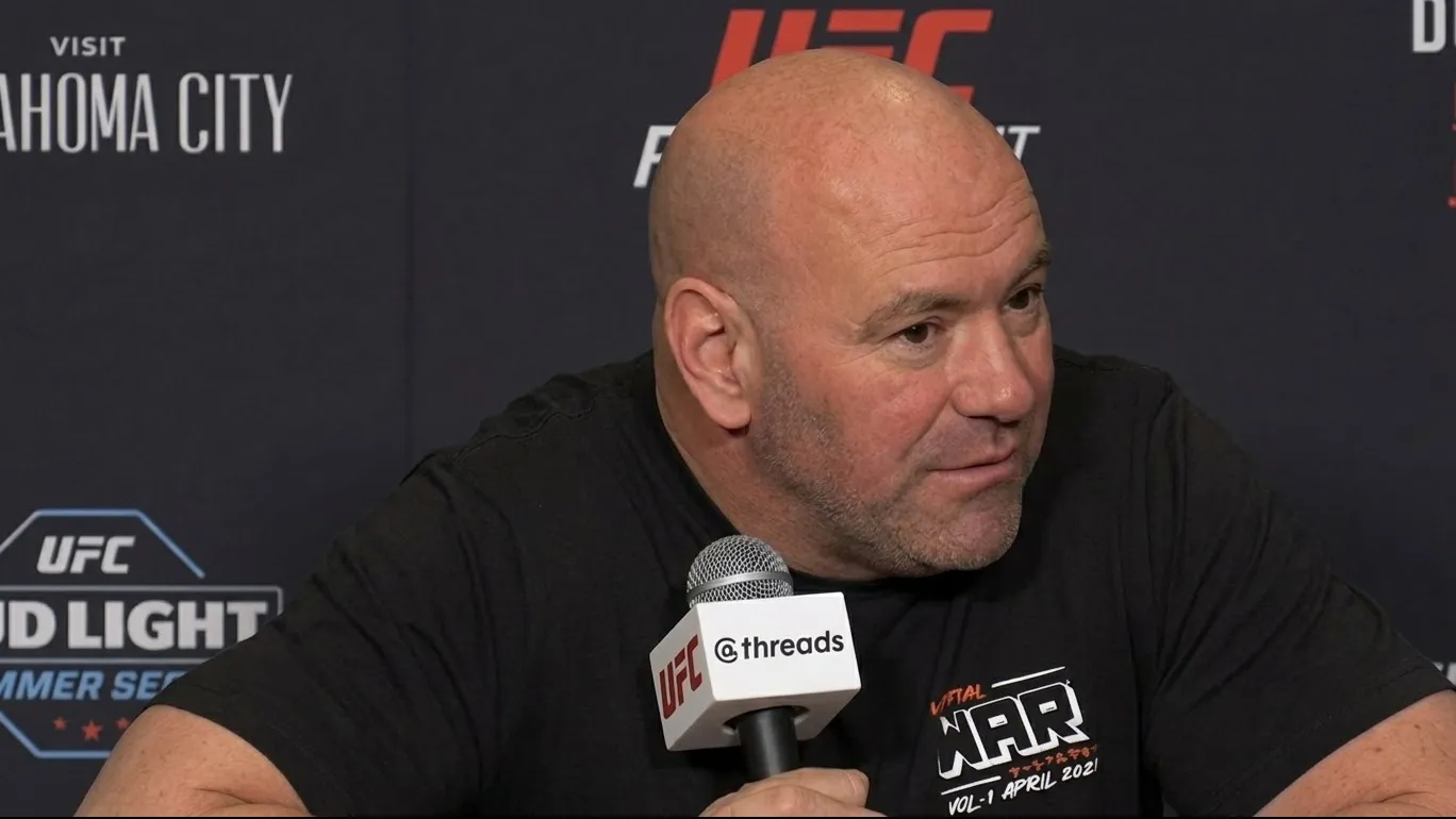 Глава UFC Дана Уайт выступает перед журналистами на пресс-конференции промоушена