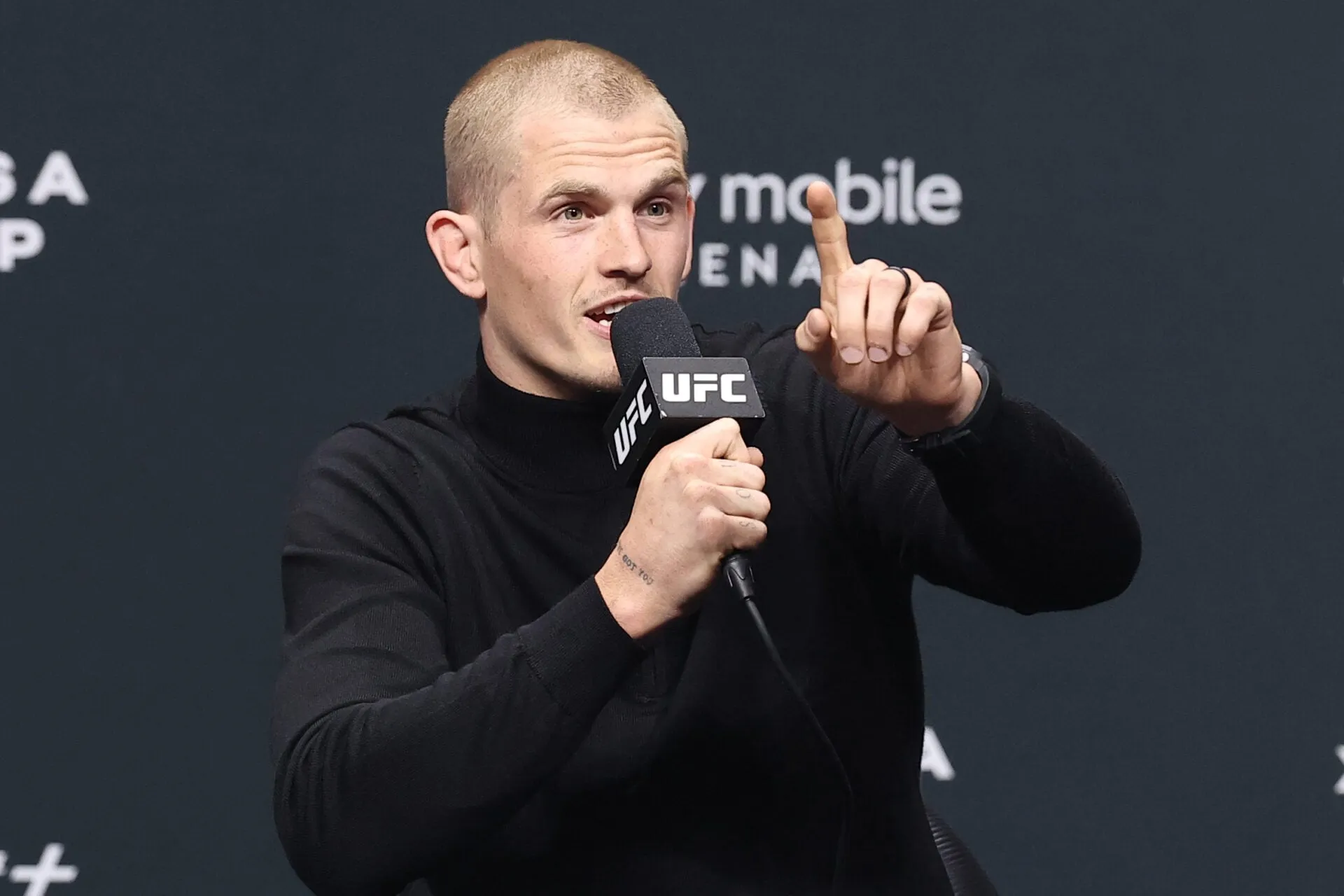 Гэрри заставил журналиста уйти с пресс-конференции UFC 330 фото на sportnews.kz от 14 августа 2026 07:50