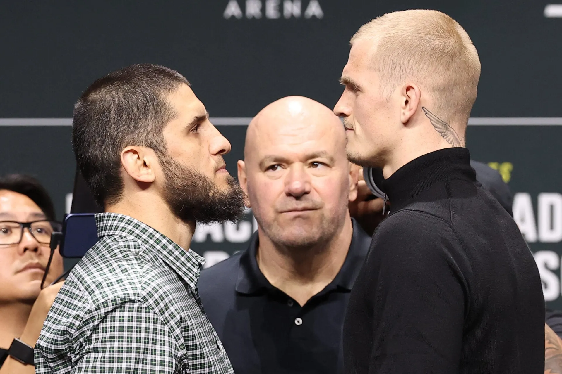 Спор о сантиметрах и обуви Гэрри затмил Махачева на турнире UFC 330