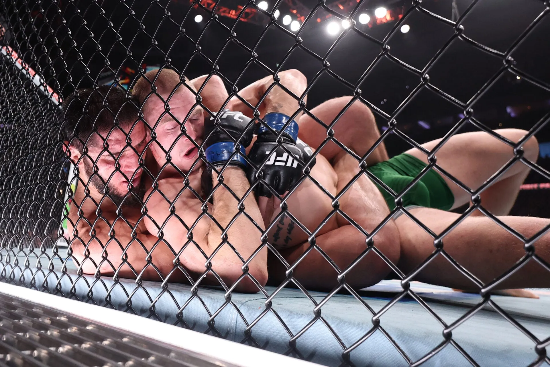 Махачев победил Гэрри в UFC 330 и обновил рекорд по серии побед