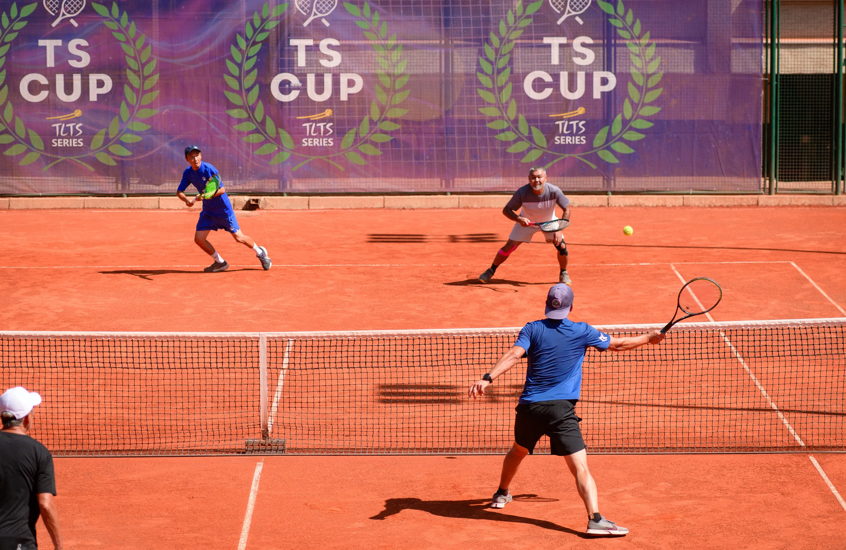 Теннисисты в парном матче на корте во время турнира TS CUP 6 в Алматы