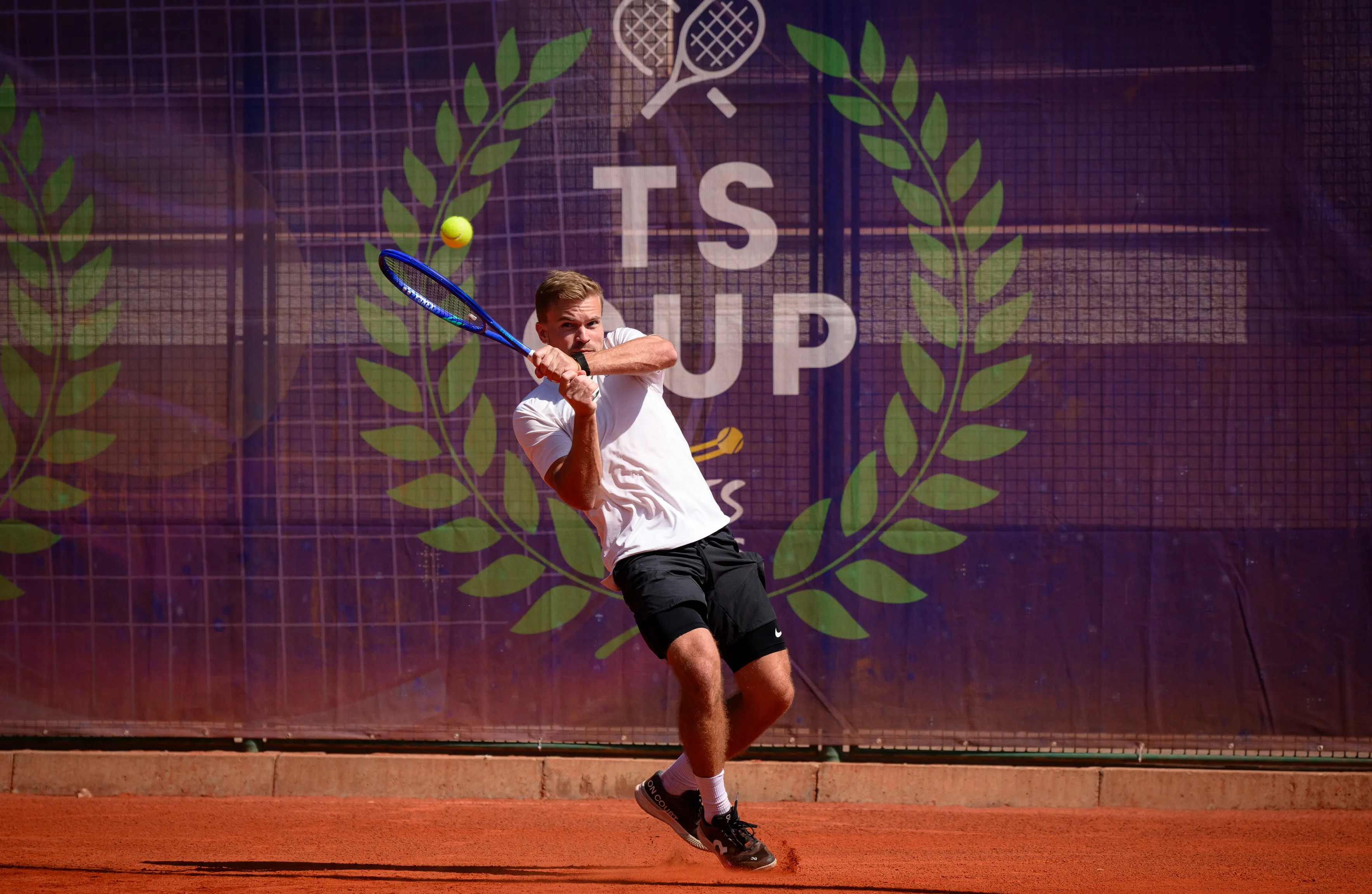 Теннисисты на корте во время турнира TS CUP 6 в Алматы