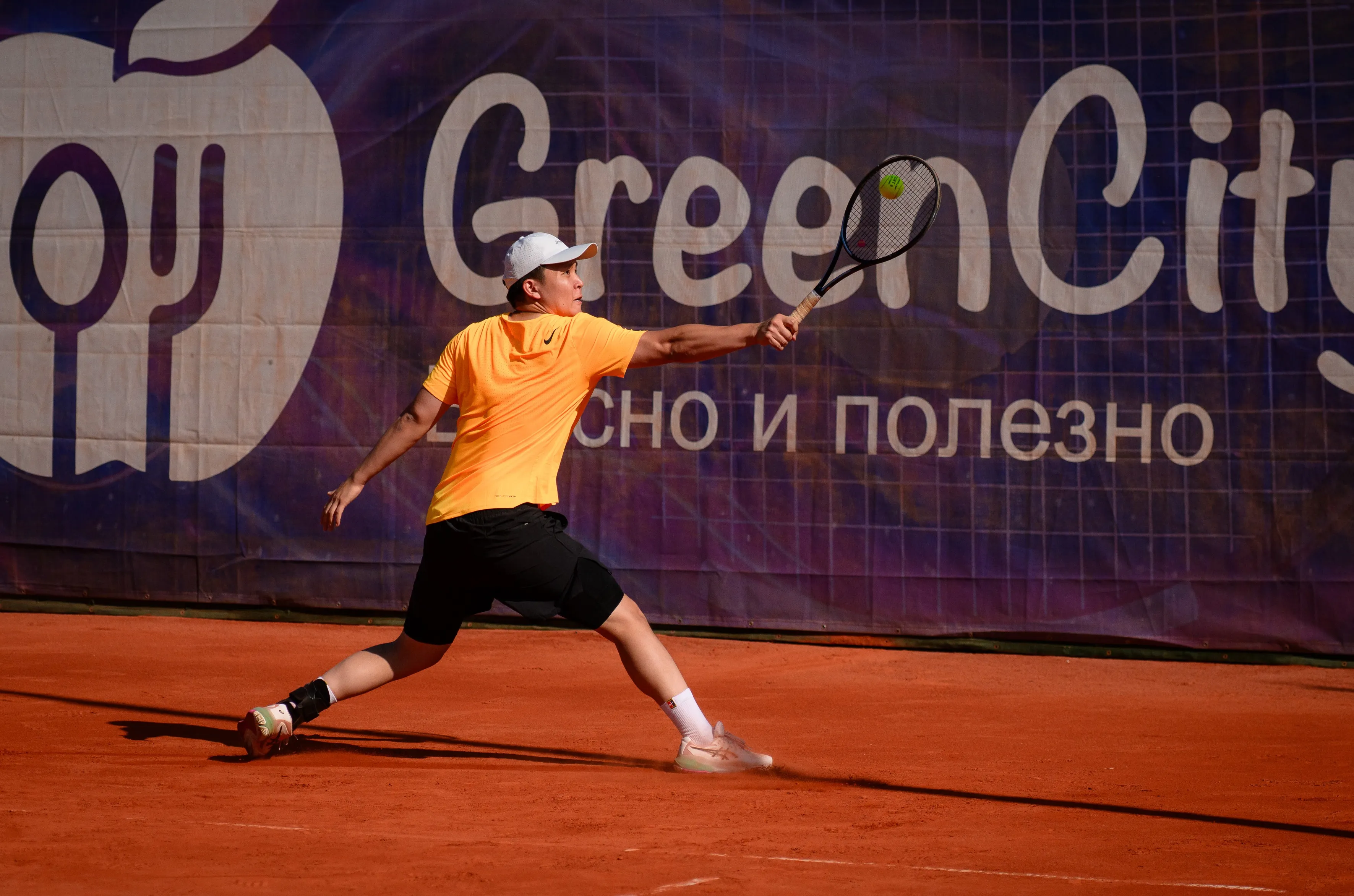 Теннисисты на корте во время турнира TS CUP 6 в Алматы