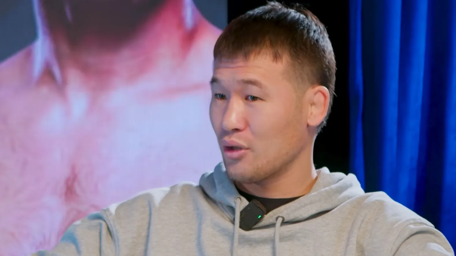 Казахстанский боец UFC Шавкат Рахмонов во время интервью