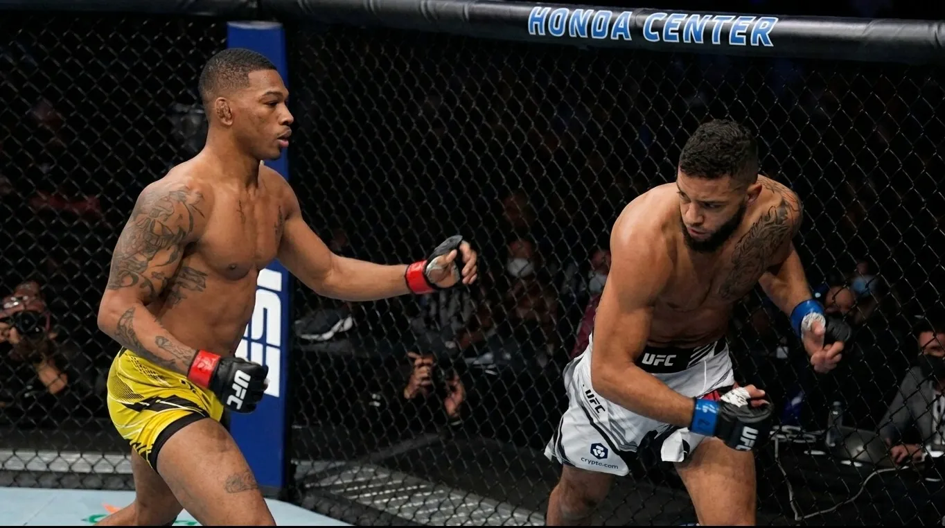 Майкл Моралес во время боя с Тревином Джайлсом на турнире UFC 