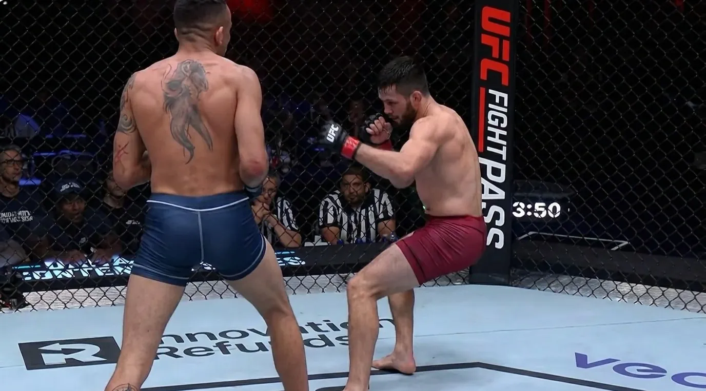 Карлос Пратес в поединке против Митча Рамиреса на Dana White's Contender Series