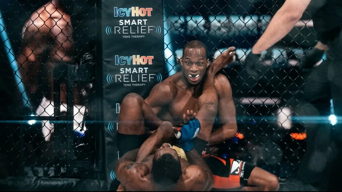 Майкл Пейдж проводит поединок в клетке на турнире Bellator