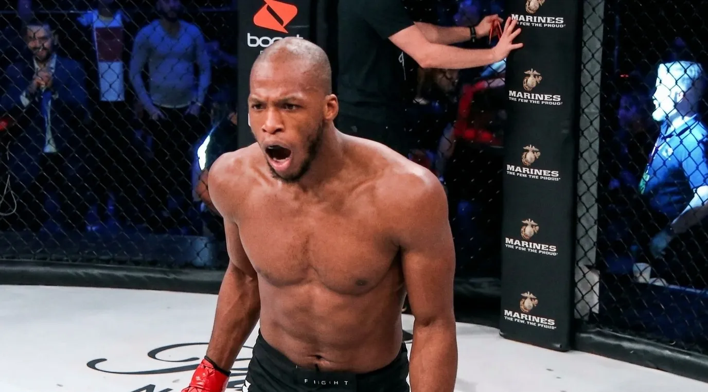 Майкл Пейдж проводит поединок в клетке на турнире UFC