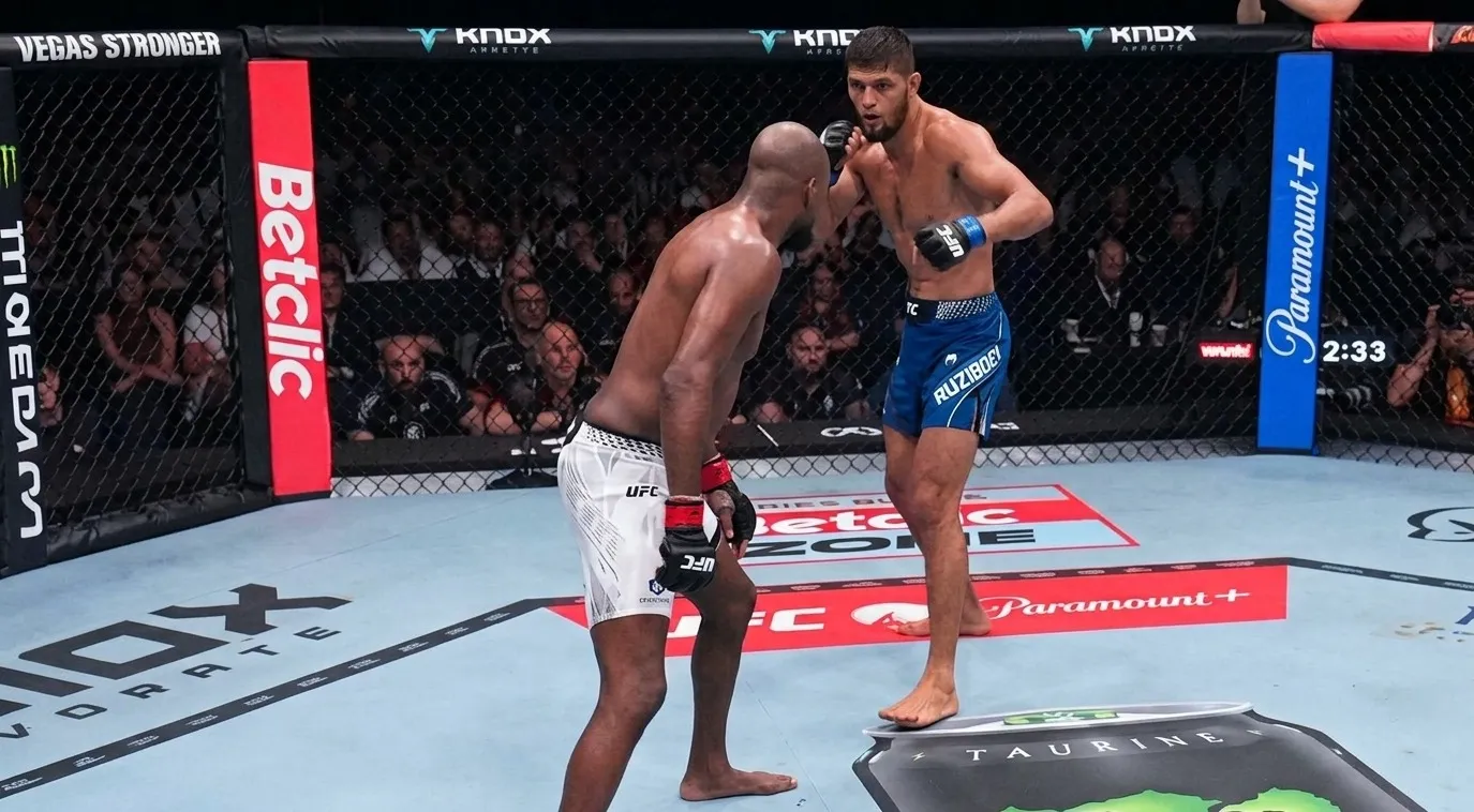 Майкл Пейдж и Нурсултон Рузибоев в октагоне во время поединка UFC в Париже