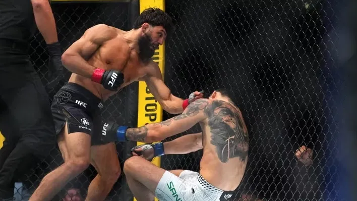 Хауллоуэй увидел мощный короткий локоть Царукяна, победившего Руффи в UFC 331