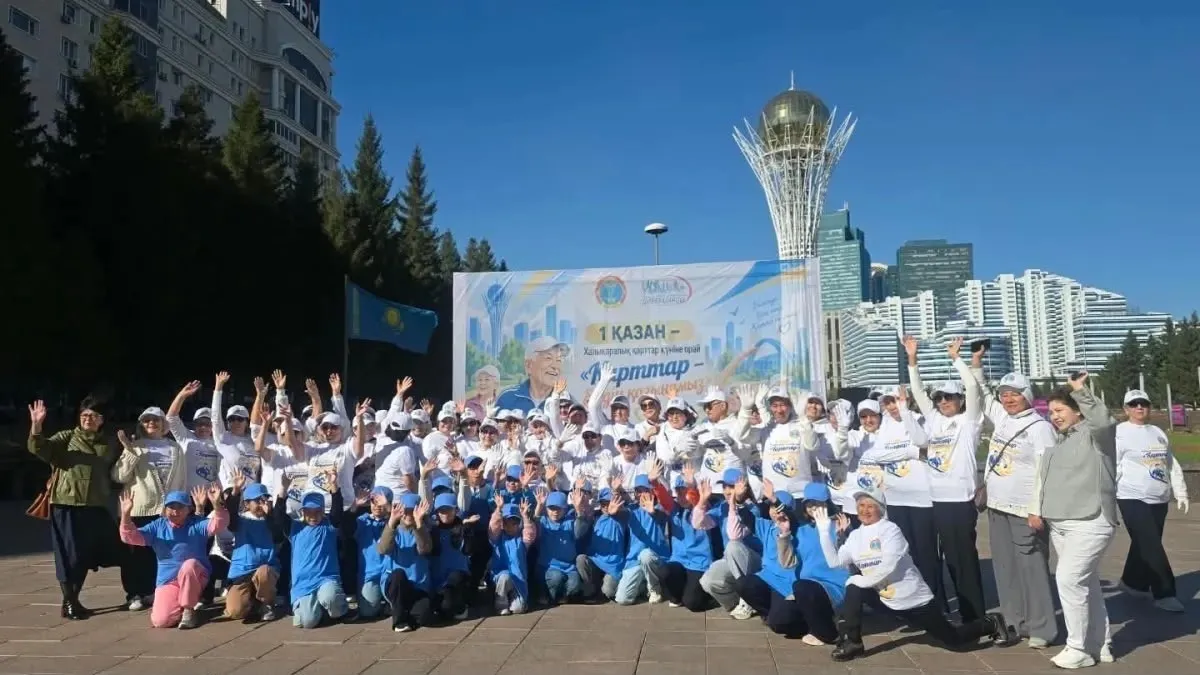 100 пожилых астанчан выполнили зарядку на ежегодном флешмобе