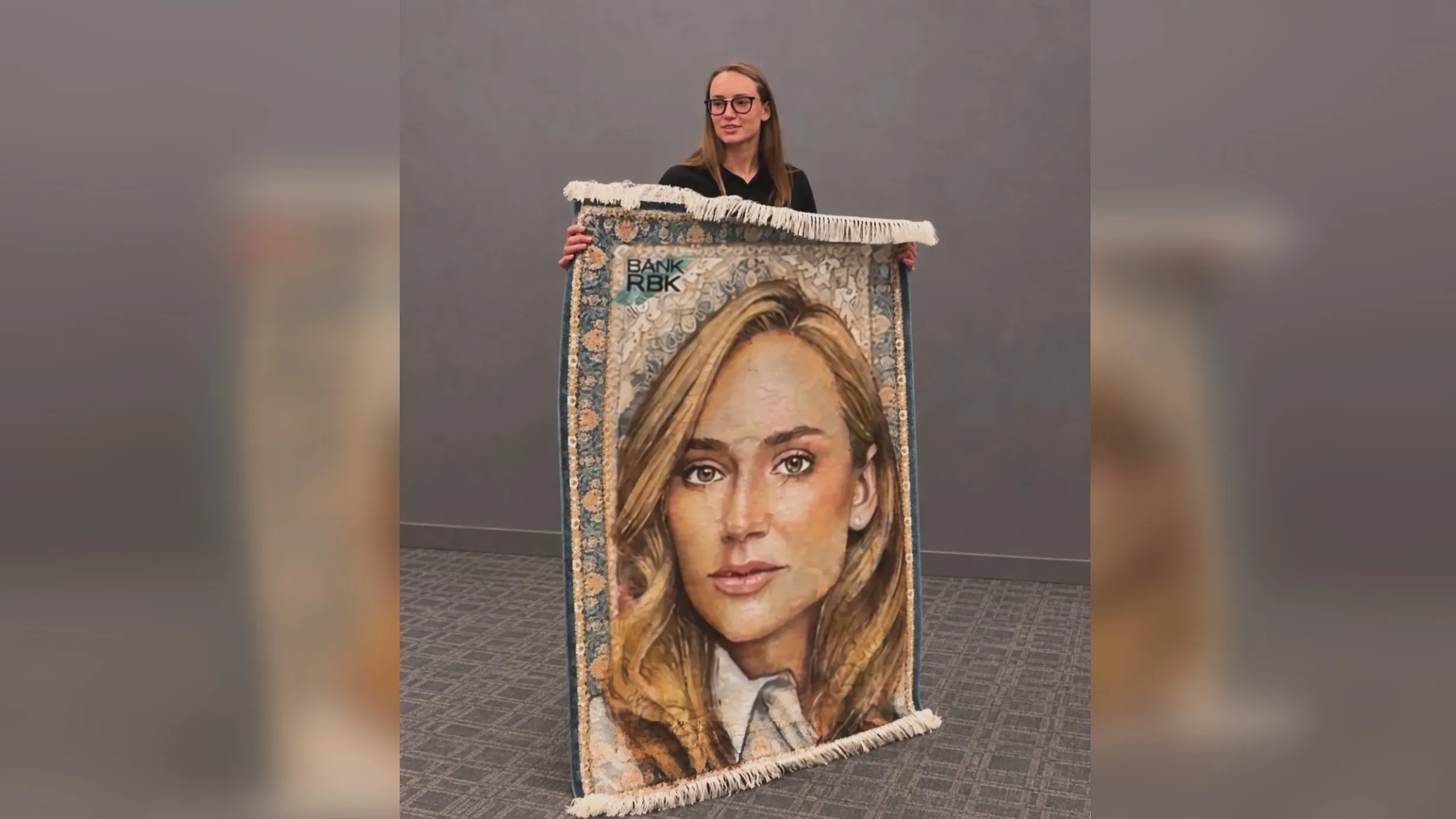 Елена Рыбакина получила свой портрет, созданный на ковре