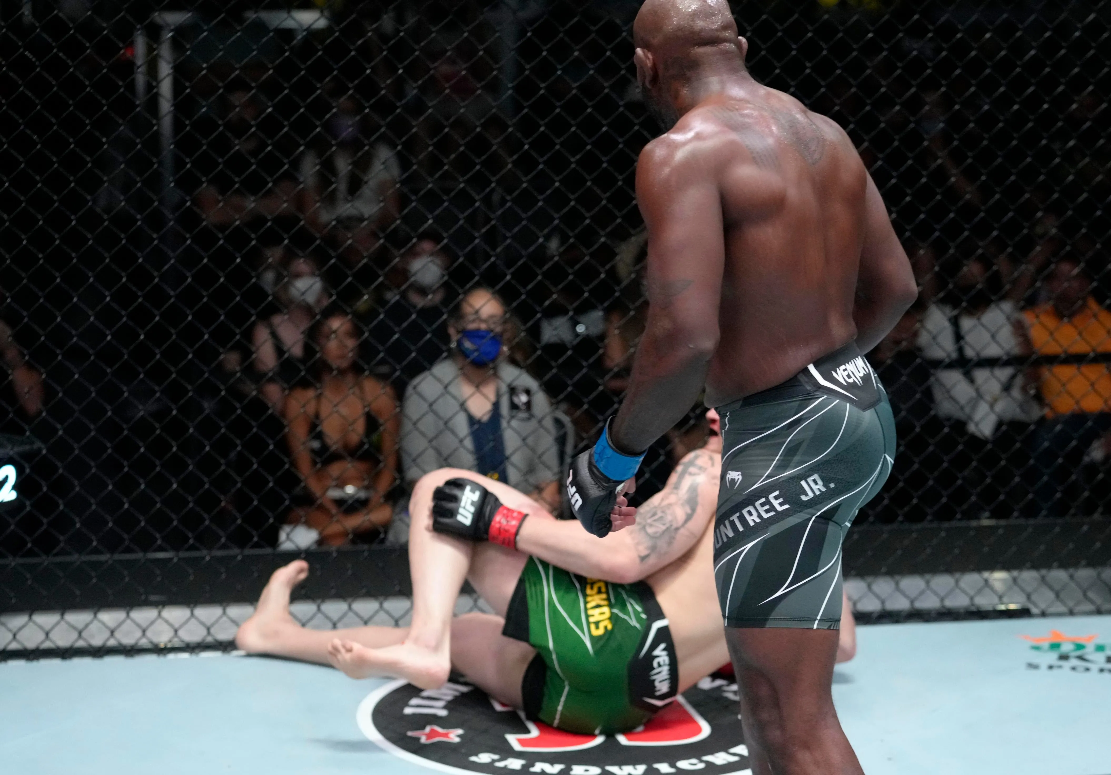 В UFC хотят запретить околосуставные удары после травмы Бкаукаса