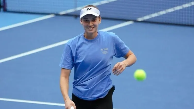 Рыбакина возобновила тренировки и готовится к старту азиатской серии WTA