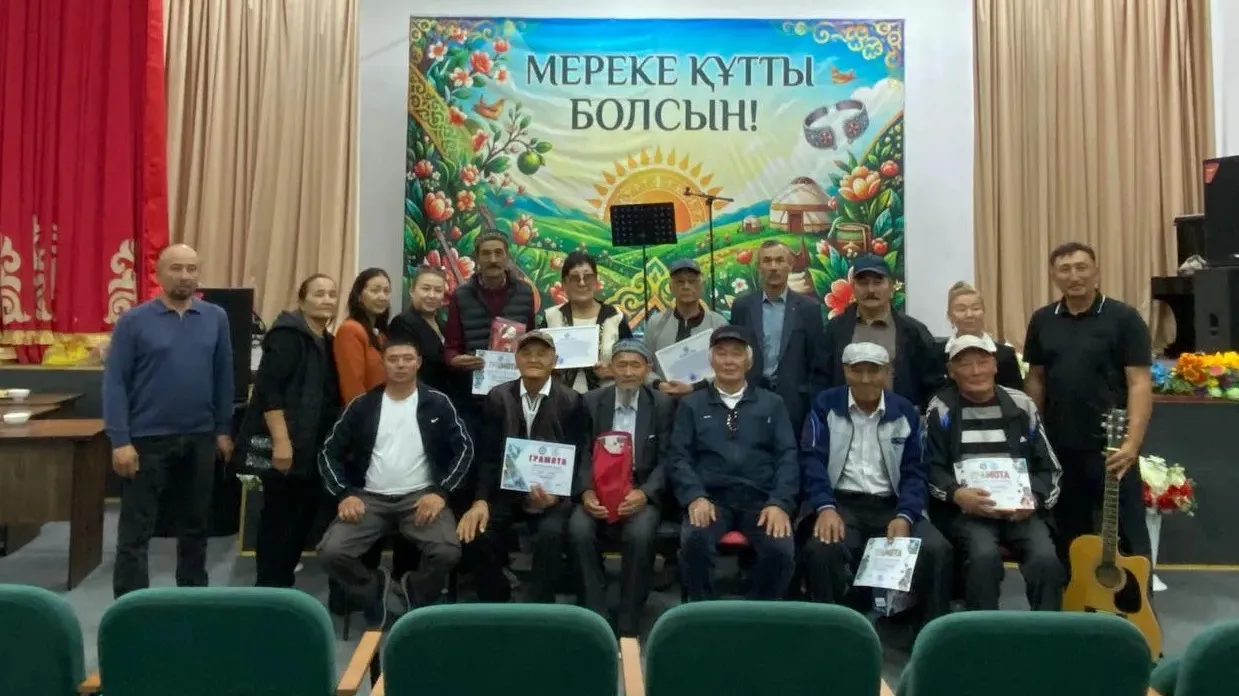 Сельский спортивный инструктор вручил грамоты аксакалам Коктерека