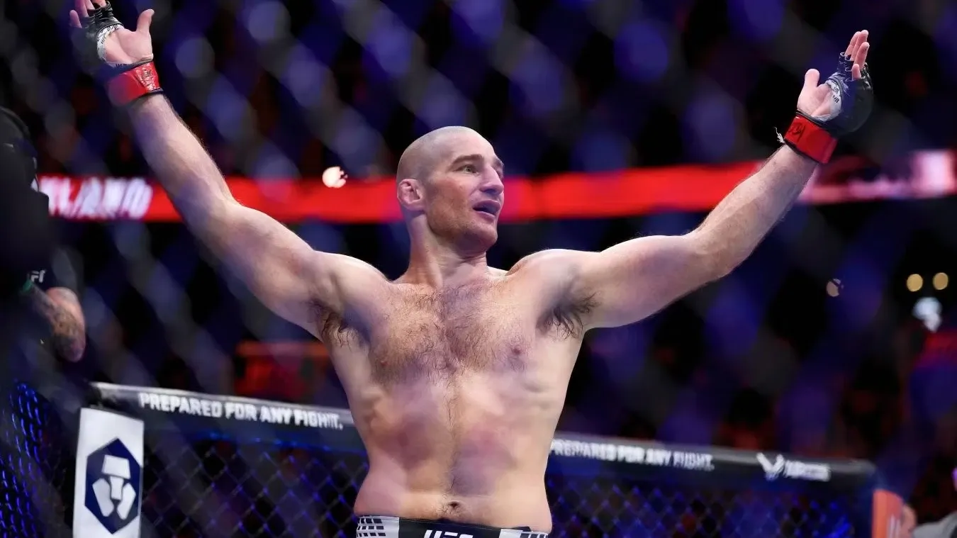 Стрикленд задумался об отказе от пояса UFC ради боя с Джейком Полом