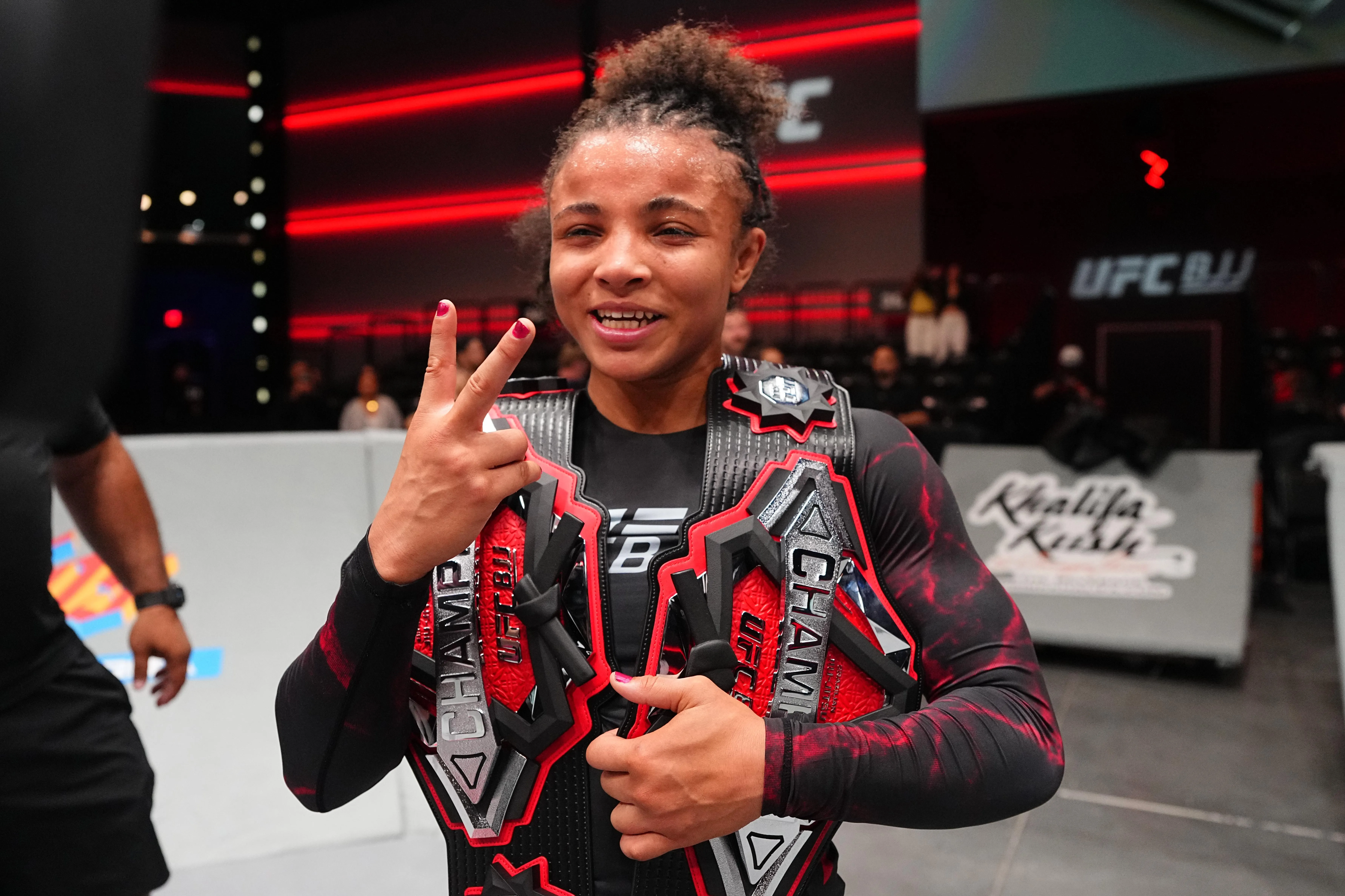 В UFC раскритиковали судейство исторического финала: 20-летняя бразильянка взяла два титула