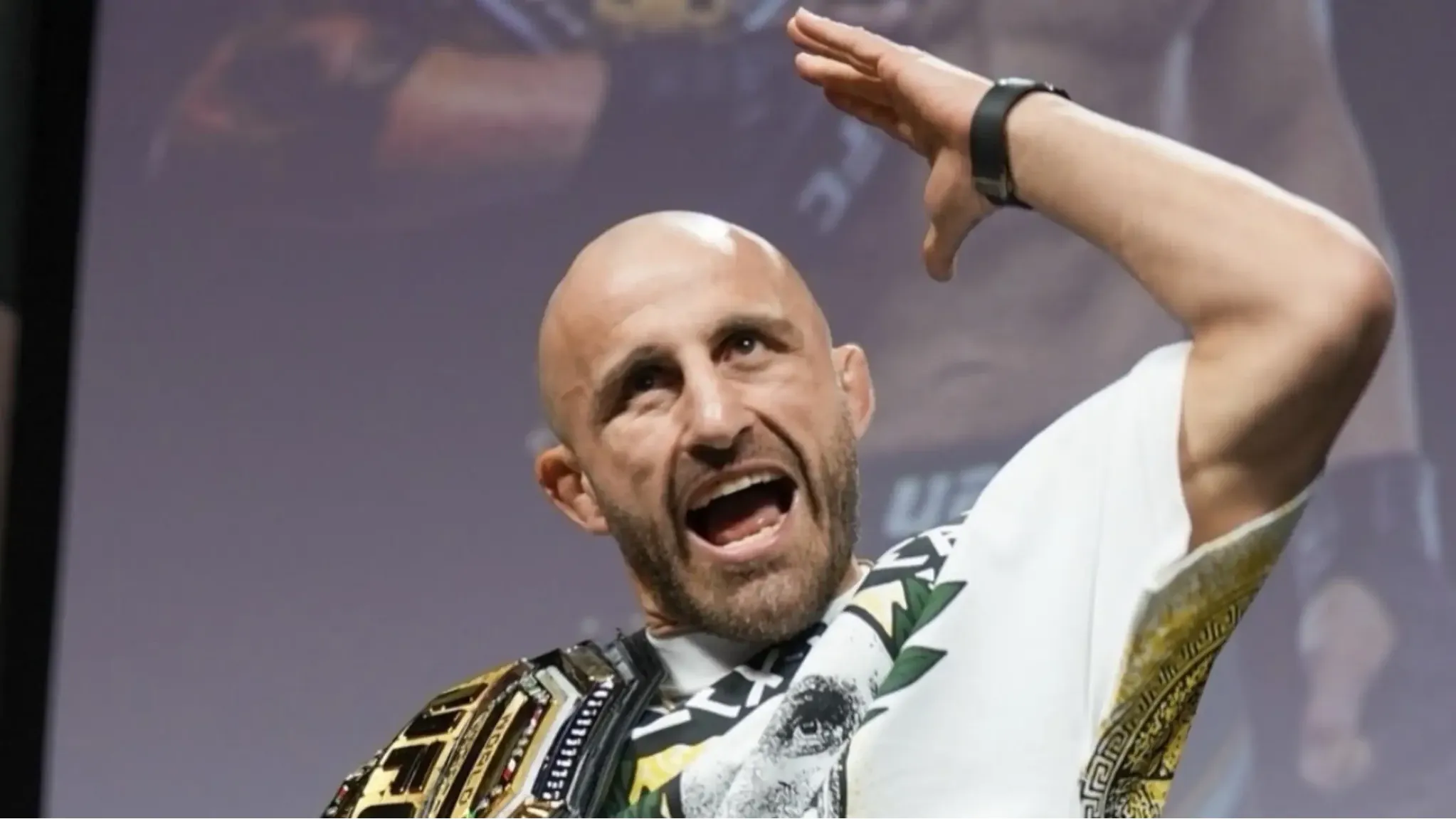 Алекс Волкановски с чемпионским поясом UFC на пресс-конференции