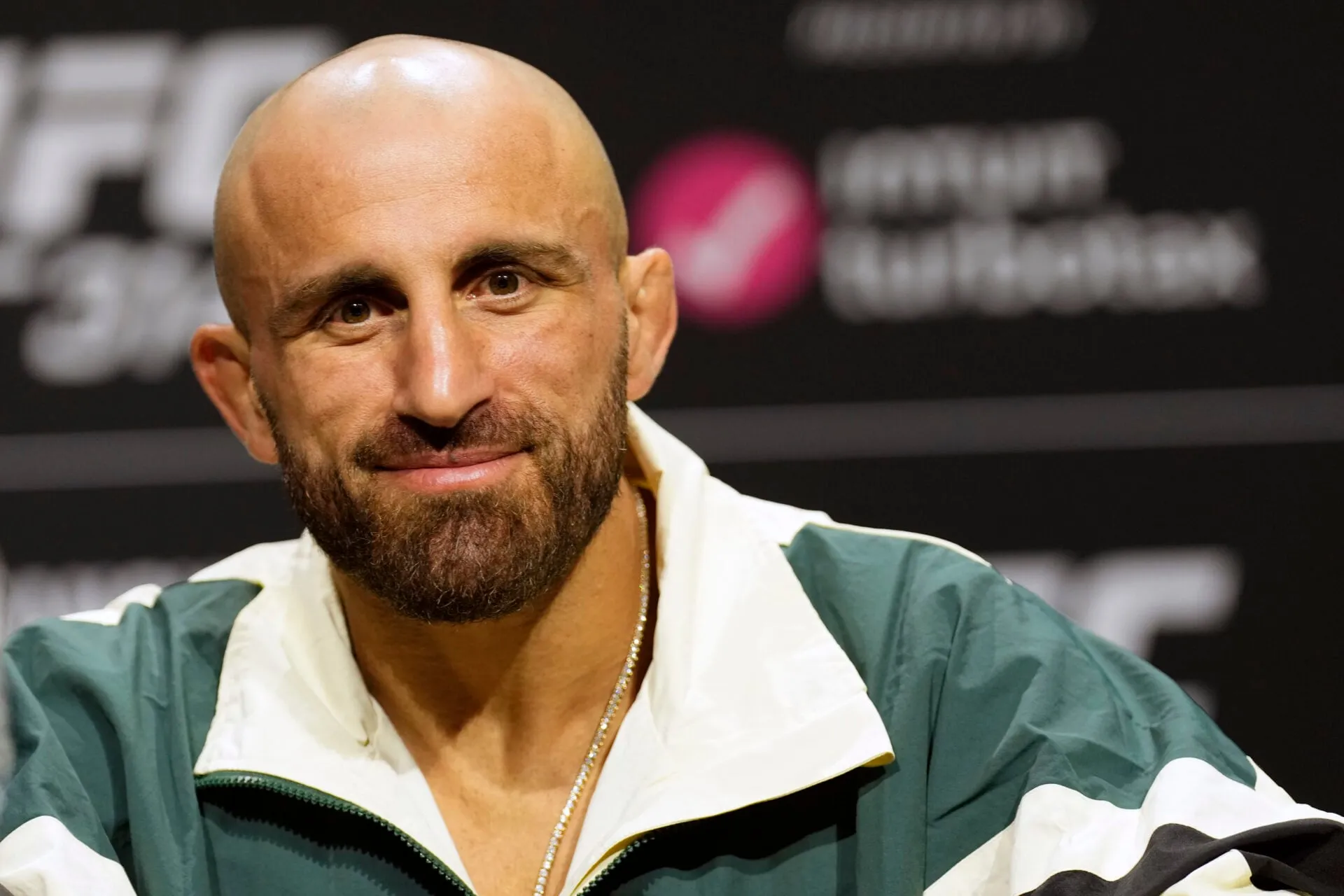 Австралийский боец смешанных единоборств, бывший чемпион UFC в полулегком весе Александр Волкановски