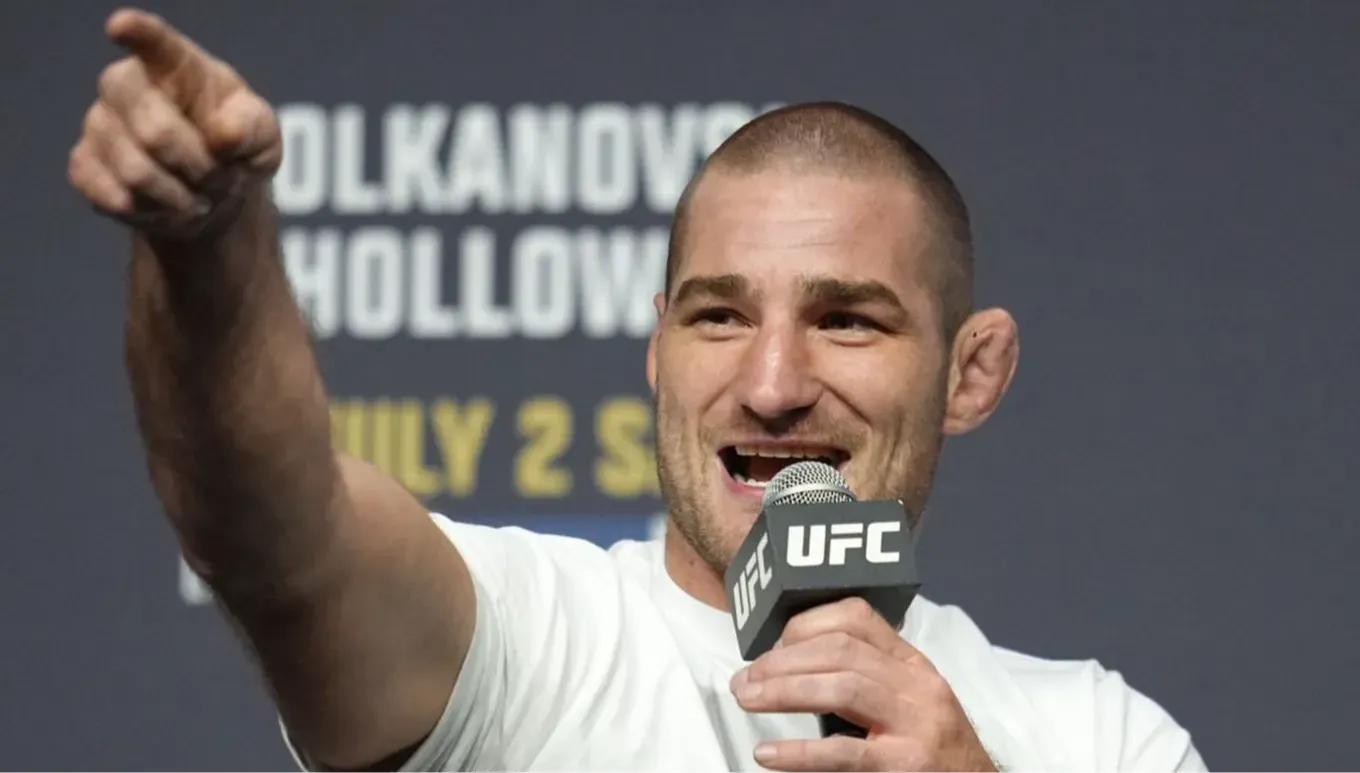 Стрикленд на вечере боя UFC 251