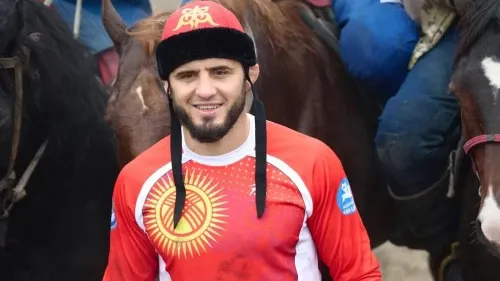 Чемпион UFC Ислам Махачев вновь сел на лошадь после непростого опыта в Кыргызстане