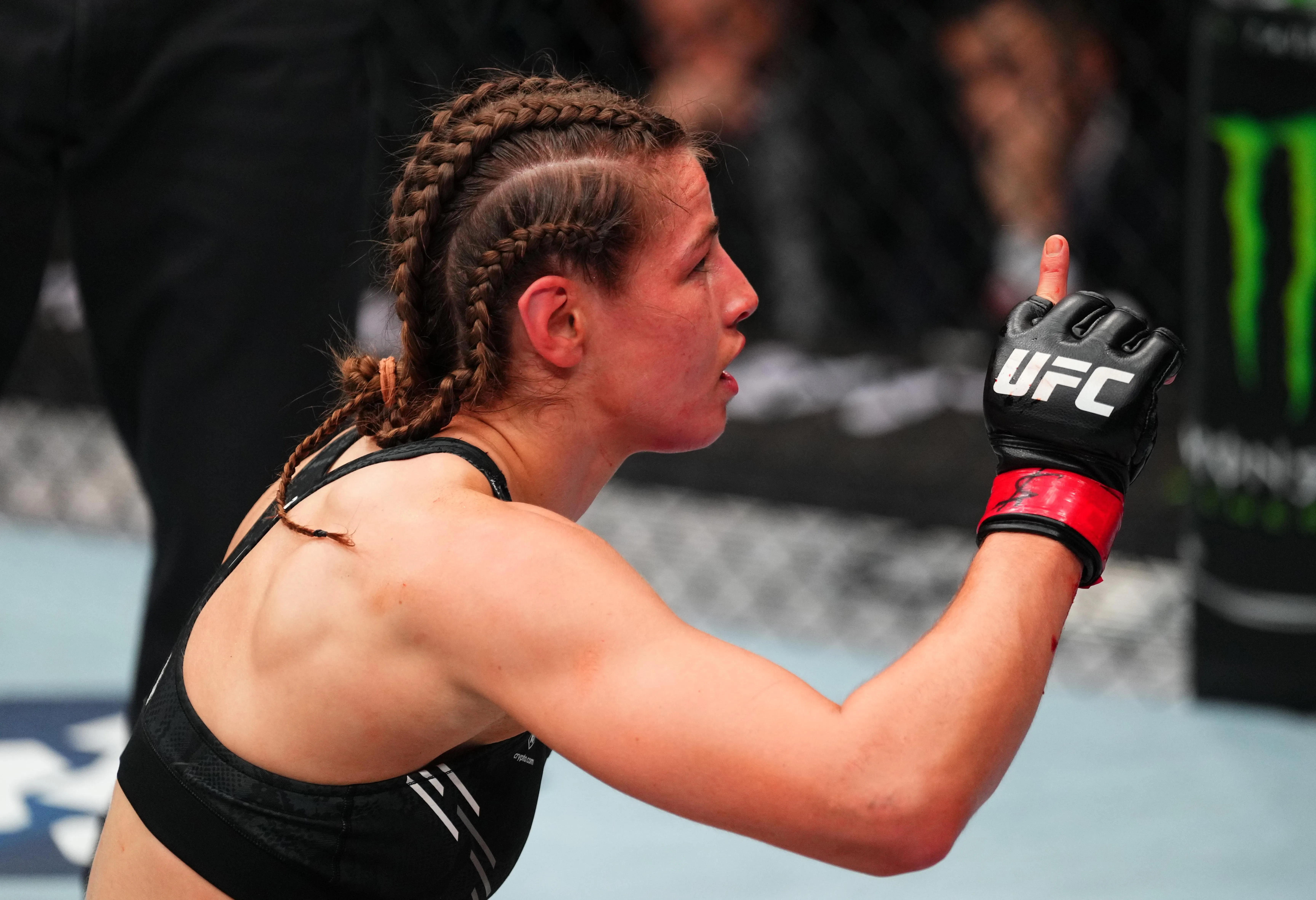 В UFC разгорелся спор из-за жвачки: боец заявила о штрафе в 10 тысяч долларов
