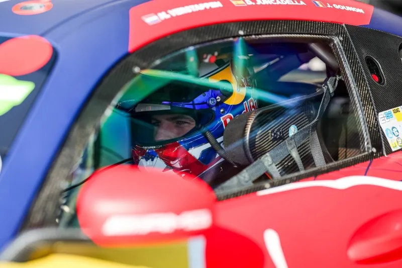 Макс Ферстаппен за рулем гоночного автомобиля Mercedes-AMG GT3
