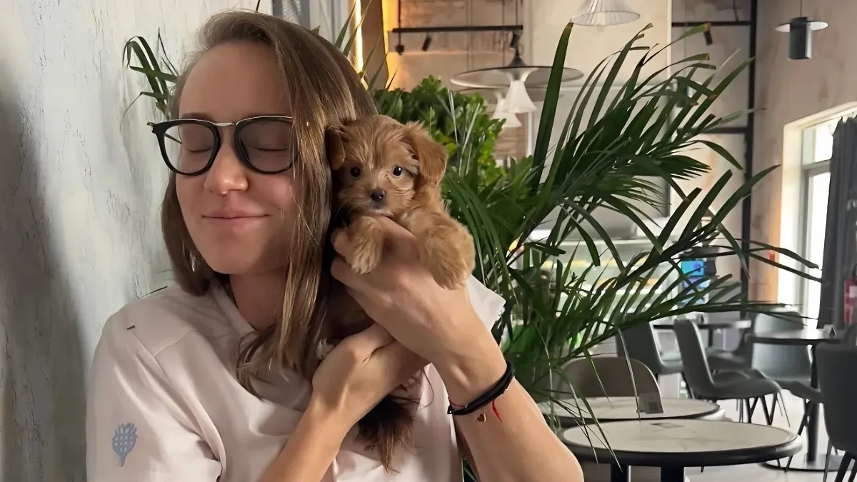 Елена Рыбакина со своим щенком Тибо