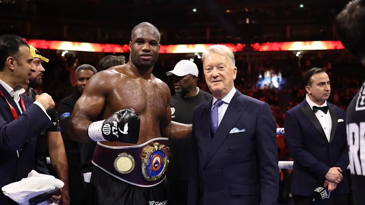 Британский чемпион мира в супертяжелом весе по версии WBO Даниэль Дюбуа вместе со своим промоутером Фрэнком Уорреном после победы.