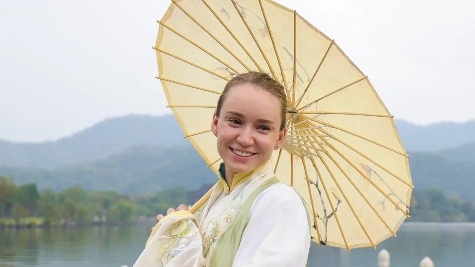 Елена Рыбакина в традиционном китайском костюме ханьфу перед турниром NINGBO OPEN 2026