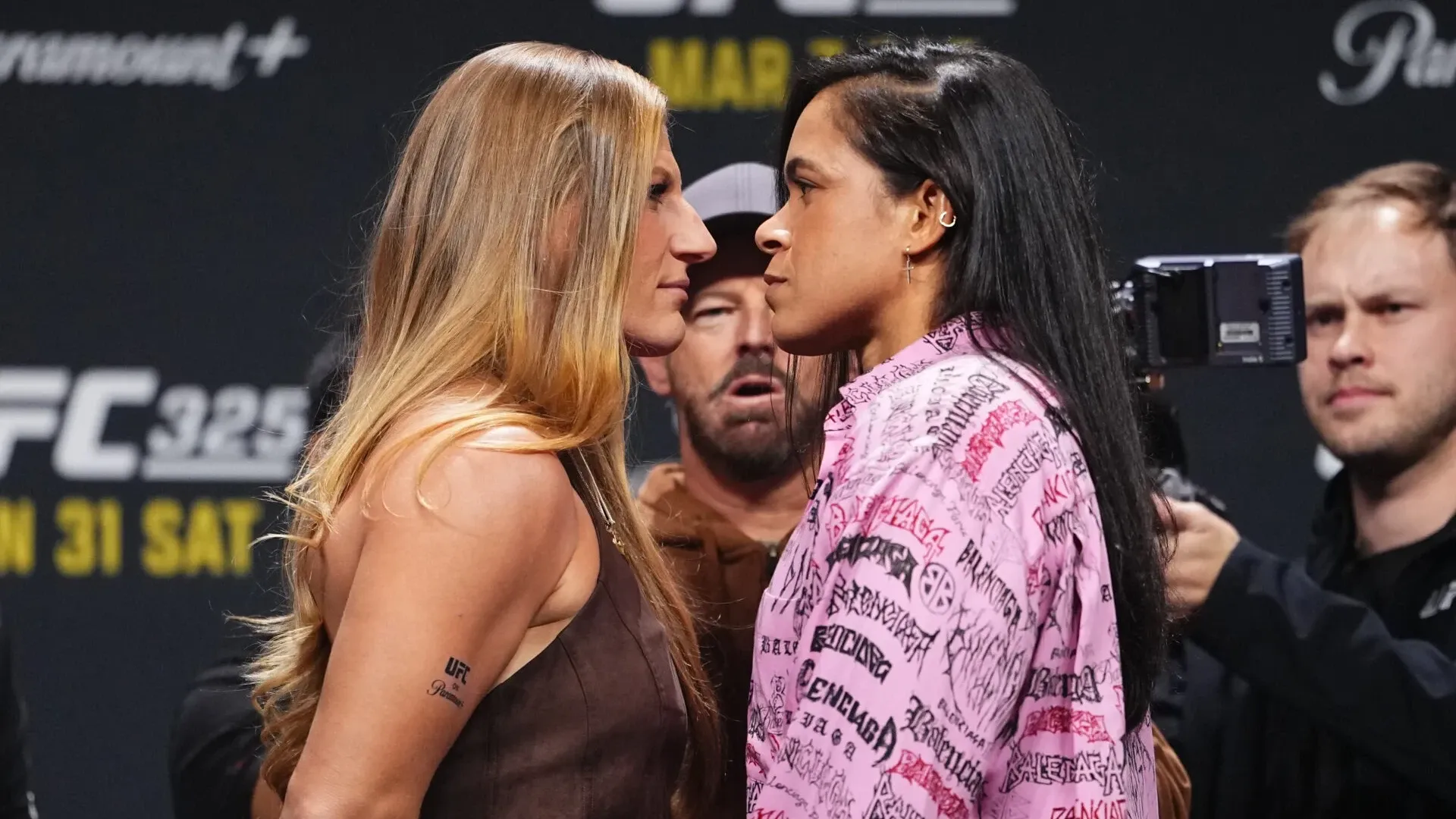 UFC Дуэль взглядов перед титульным боем в женском легчайшем весе UFC между чемпионкой Кайлой Харрисон и экс-чемпионкой Амандой Нунес
